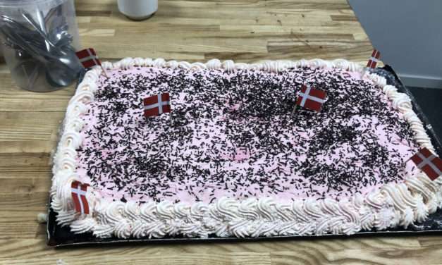 Lagkage og gaver til eleverne på FGU Nordvestsjællands fødselsdag